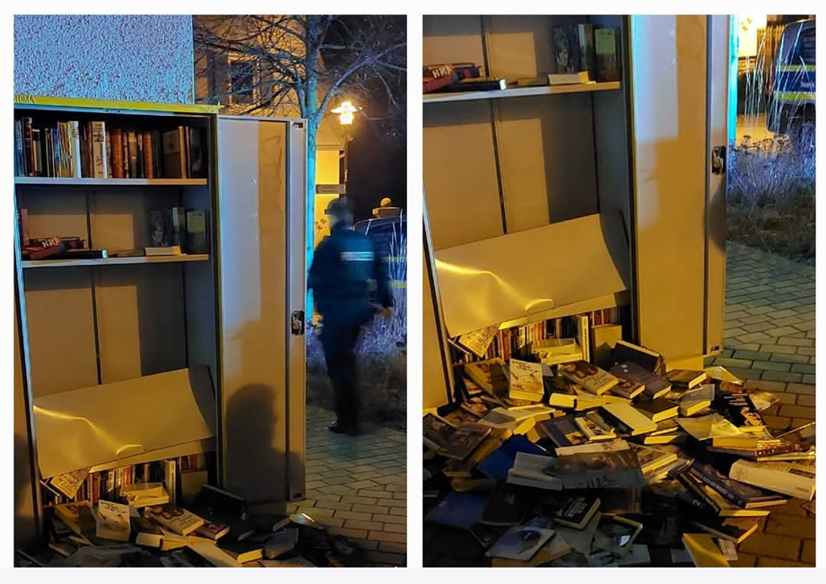 Beschädigter Bücherschrank