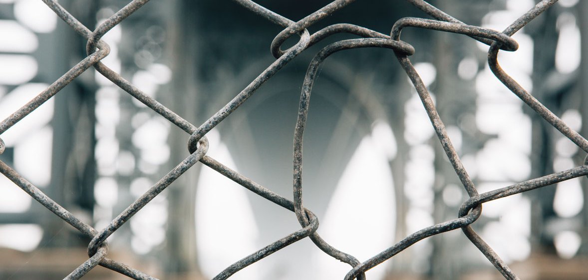 Selektive Aufnahme eines beschädigten Maschendrahtzauns