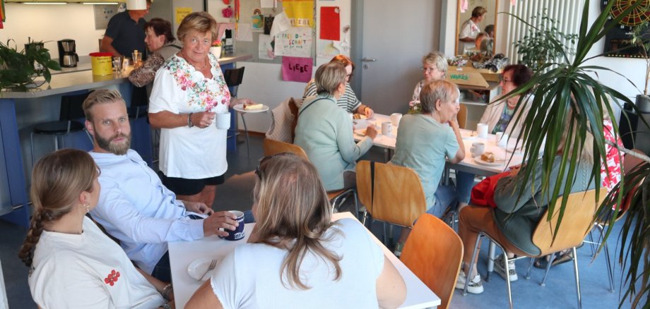 Kuchentheke und Besucherinnen