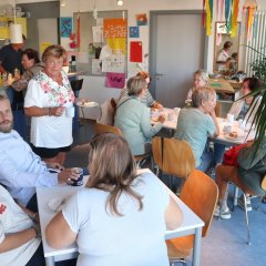 Kuchentheke und Besucherinnen