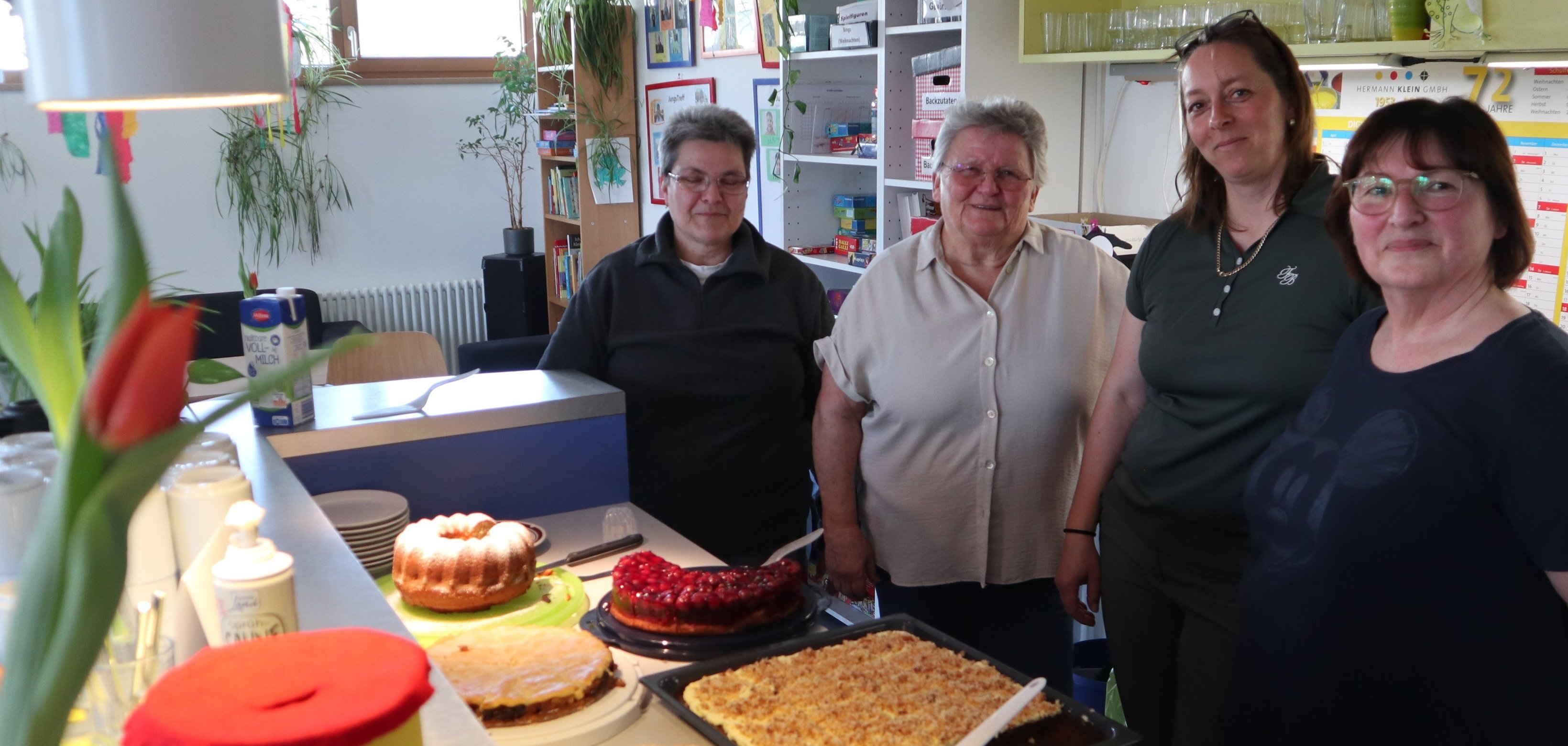 Kuchentheke und Besucherinnen