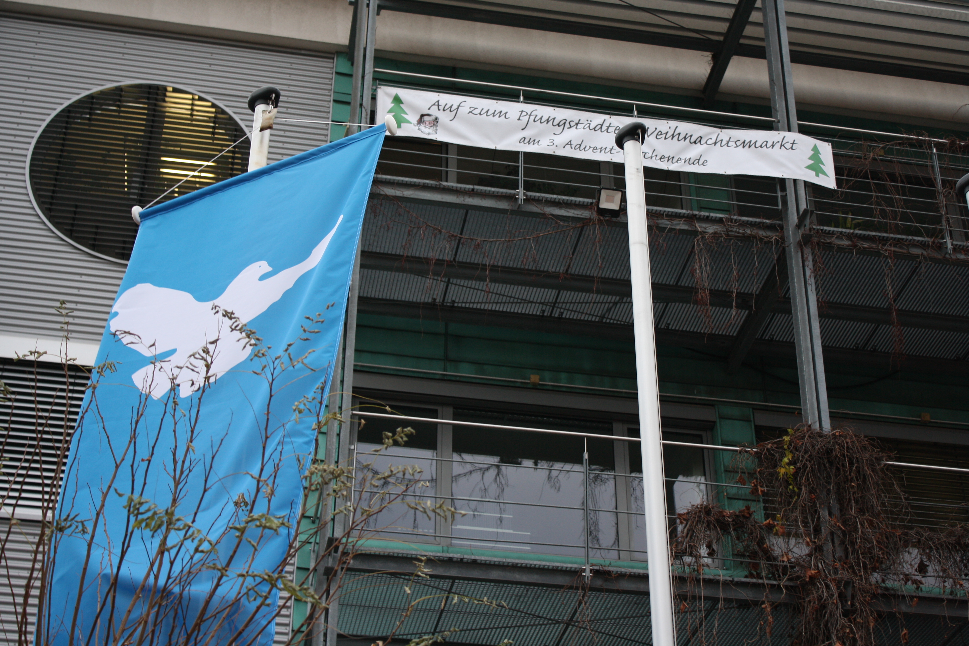 Friedensfahne am Stadthaus