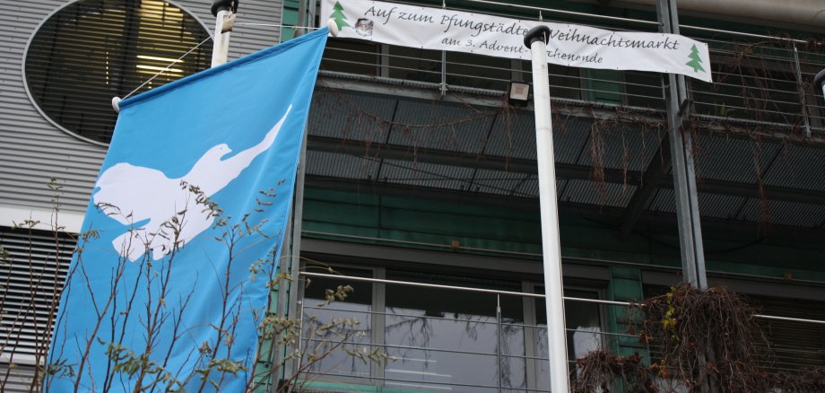 Friedensfahne am Stadthaus