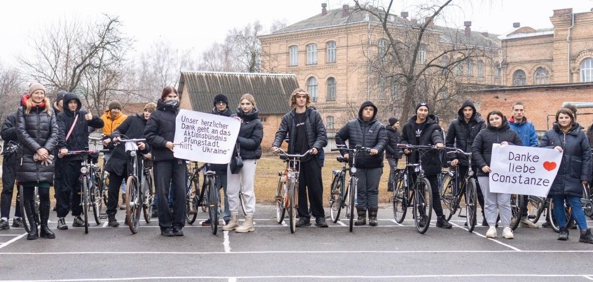 Gruppenfoto mit Fahrrädern