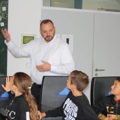 Die 3b der Wilhelm-Leuschner-Schule zu Besuch beim Bürgermeister