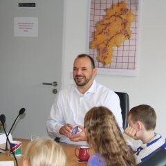 Die 3b der Wilhelm-Leuschner-Schule zu Besuch beim Bürgermeister