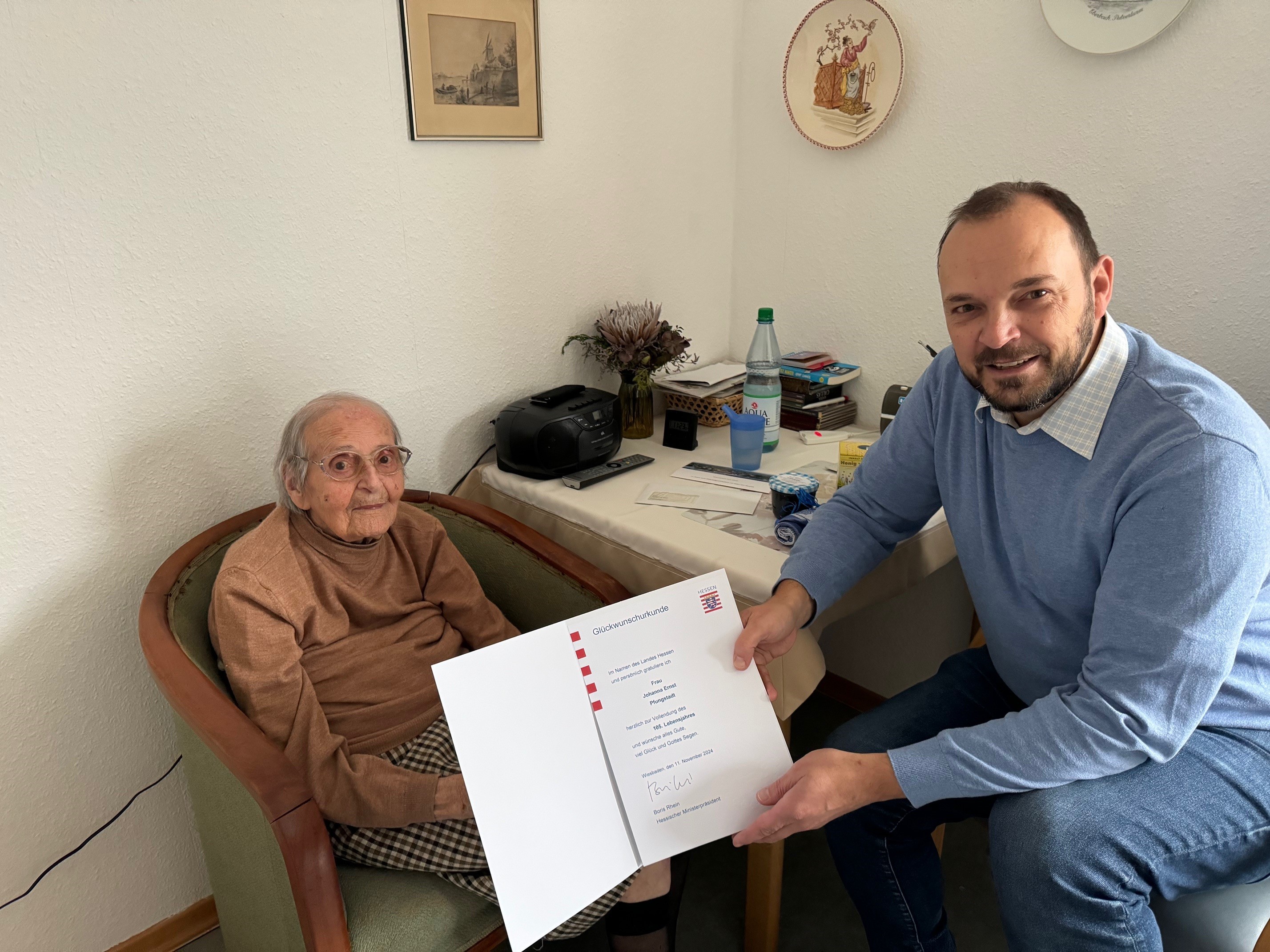 Jubilarin mit Bürgermeister Patrick Koch