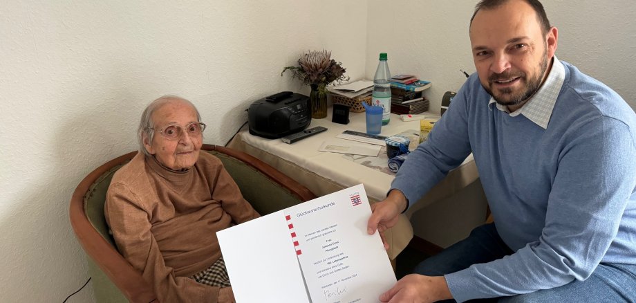 Jubilarin mit Bürgermeister Patrick Koch