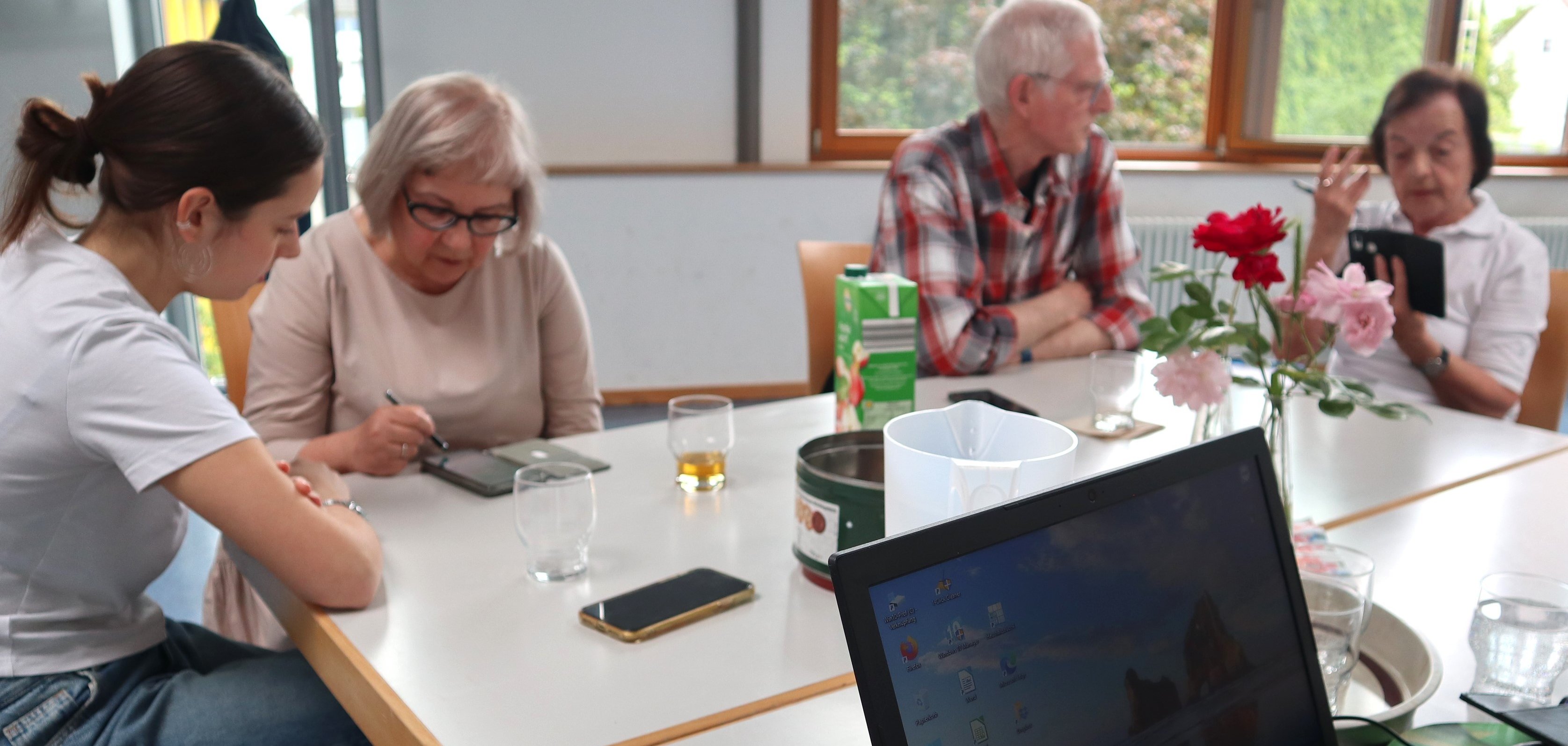 Senioren und Seniorinnen werden in digitalen Medien geschult