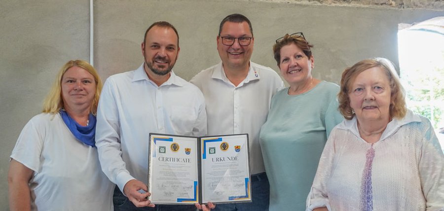 Gruppenbild mit drei Damen und zwei Herren