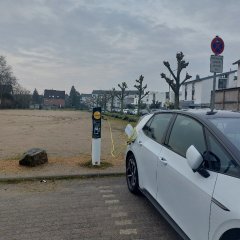 E-Ladesäule mit PKW