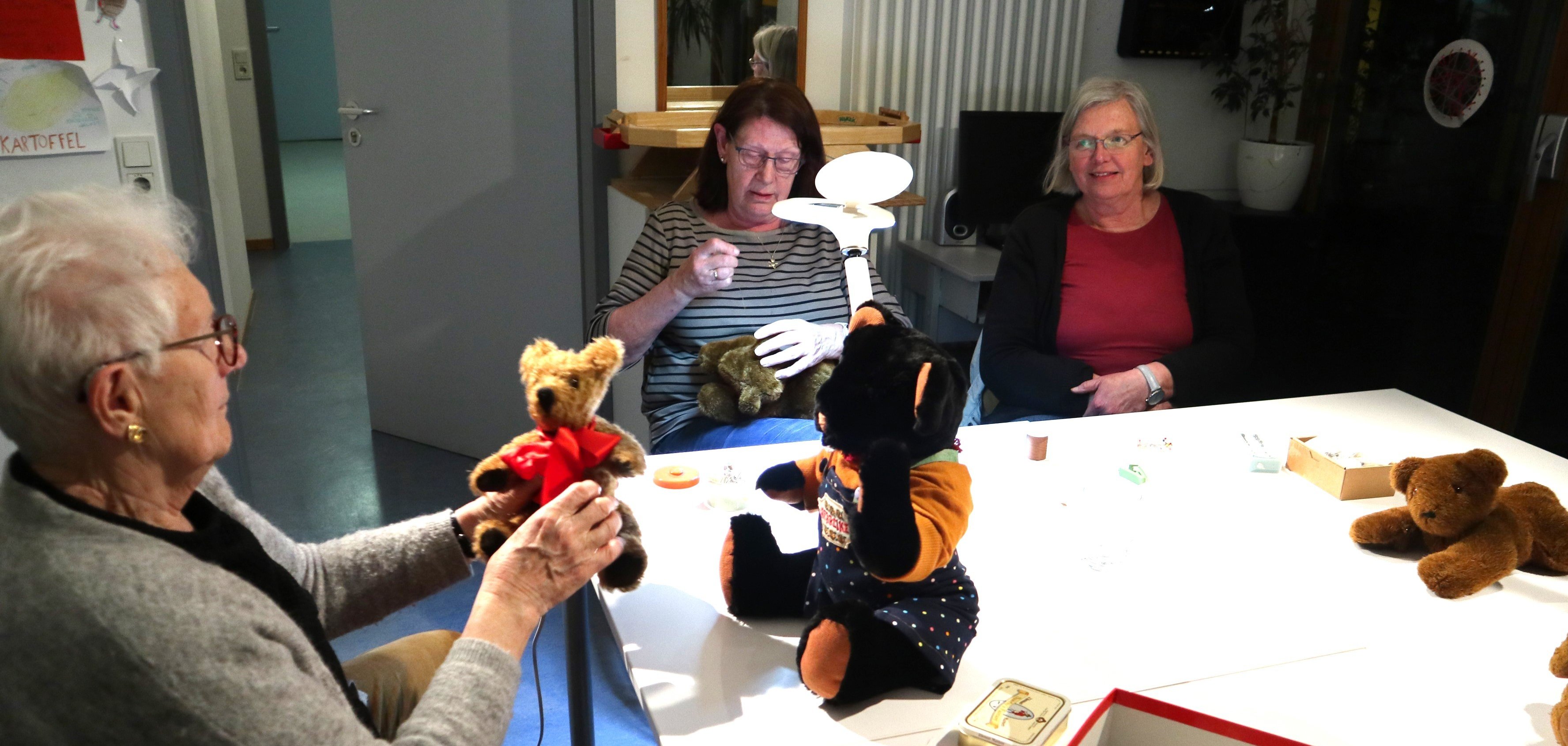 drei damen mit drei teddys