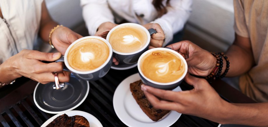 Freunde, die zusammen Kaffee genießen