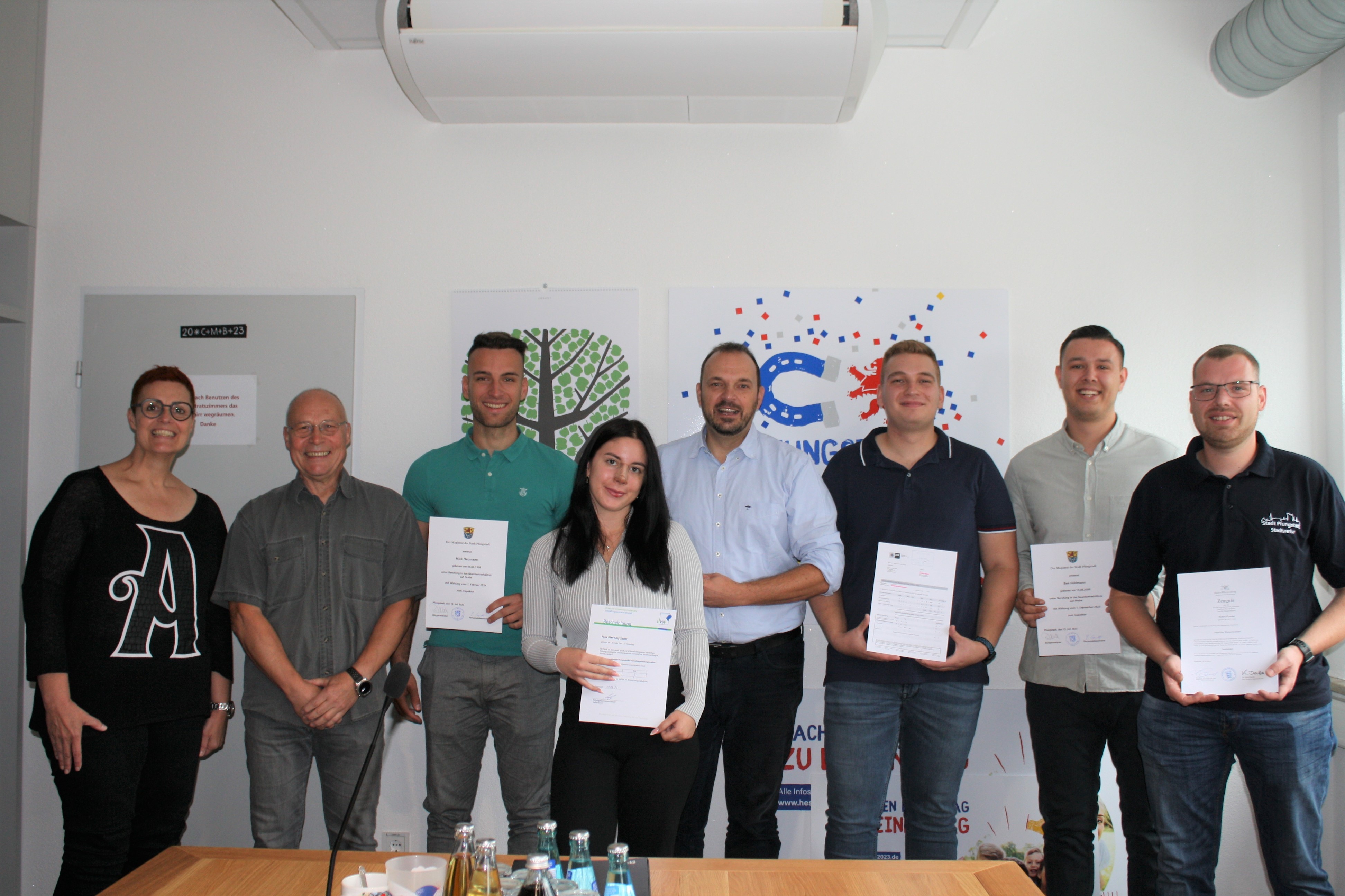 Auszubildende auf Gruppenfoto mit Bürgermeister, Personalchefin und Finanzdezernent
