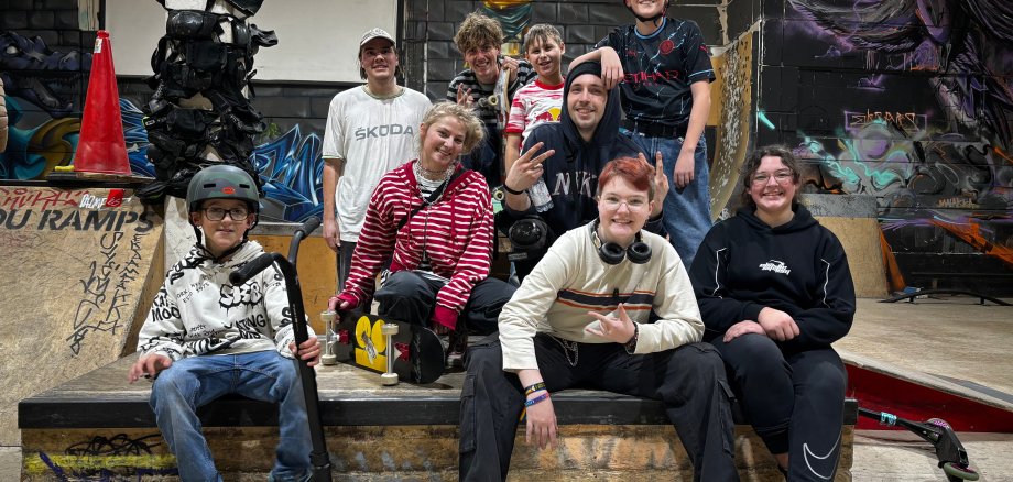 Kinder in einem Skatepark