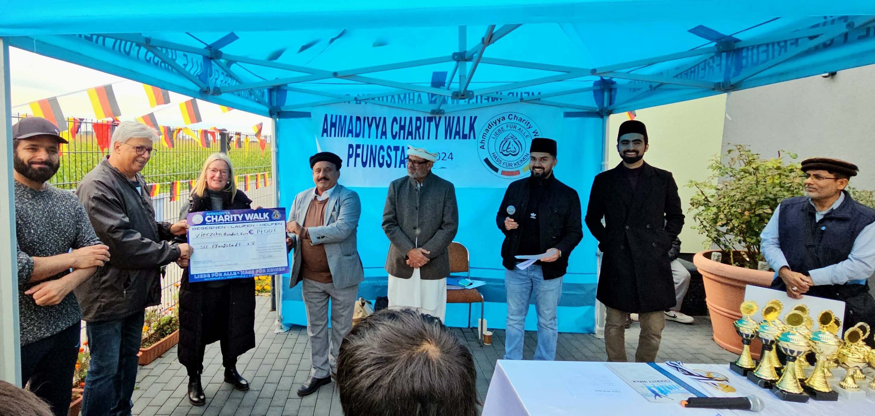 Schecküberreichung an eine Frau