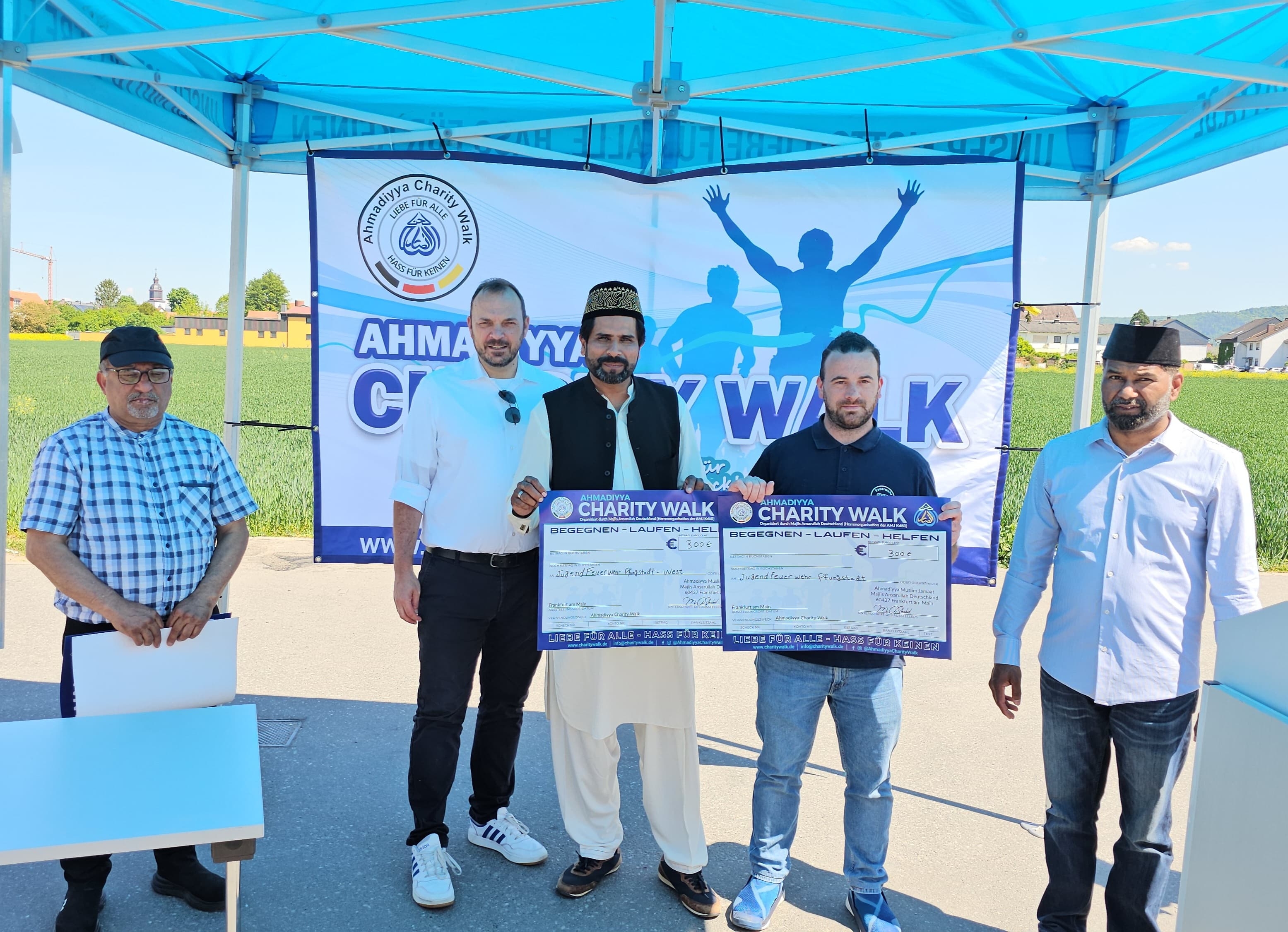 Scheckübergabe der Spenden in Höhe von 300 € an die Freiwillige Feuer und 300 € an die Jugend-Feuerwehr West. Sowie 300 € an die internationale Hilfsorganisation Humanity First.