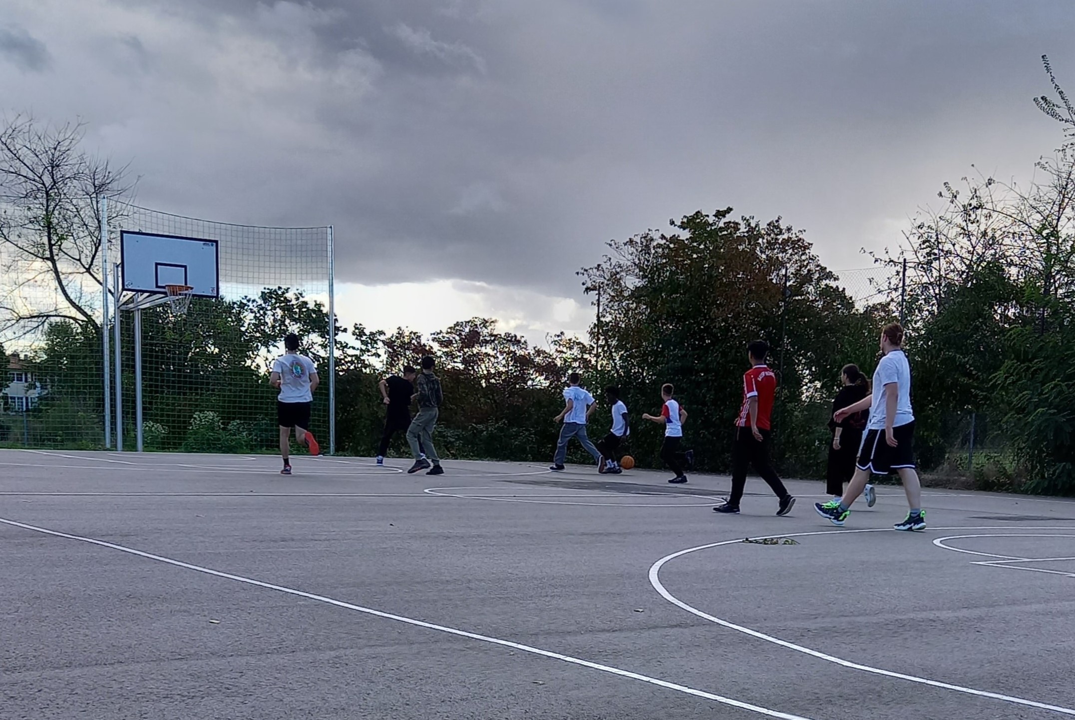 Basketballfeld und Jugendliche