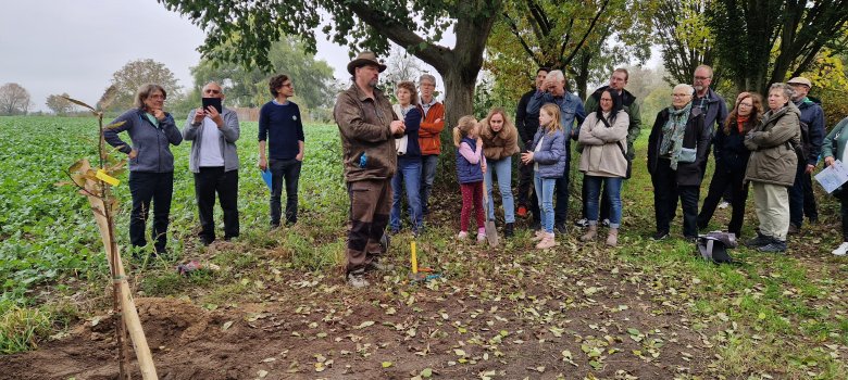 Erfolgreiches Stadtradeln in Pfungstadt: Ein Baum als Symbol für Klimaschutz Mann hält Rede vor einer Menschengruppe
