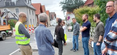 Ergebnisse der Verkehrsschau Pfungstadt vom 03.09.2025 Menschen stehen an einer Straße