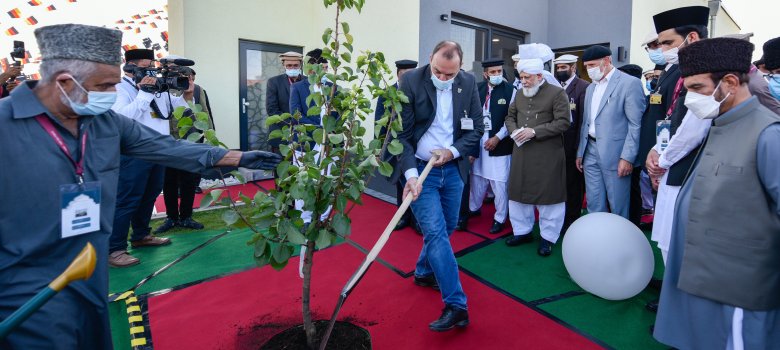 Bürgermeister Koch pflanzt einen Baum zusammen mit Khalif Hadhrat Mirza Masoor Ahmad
