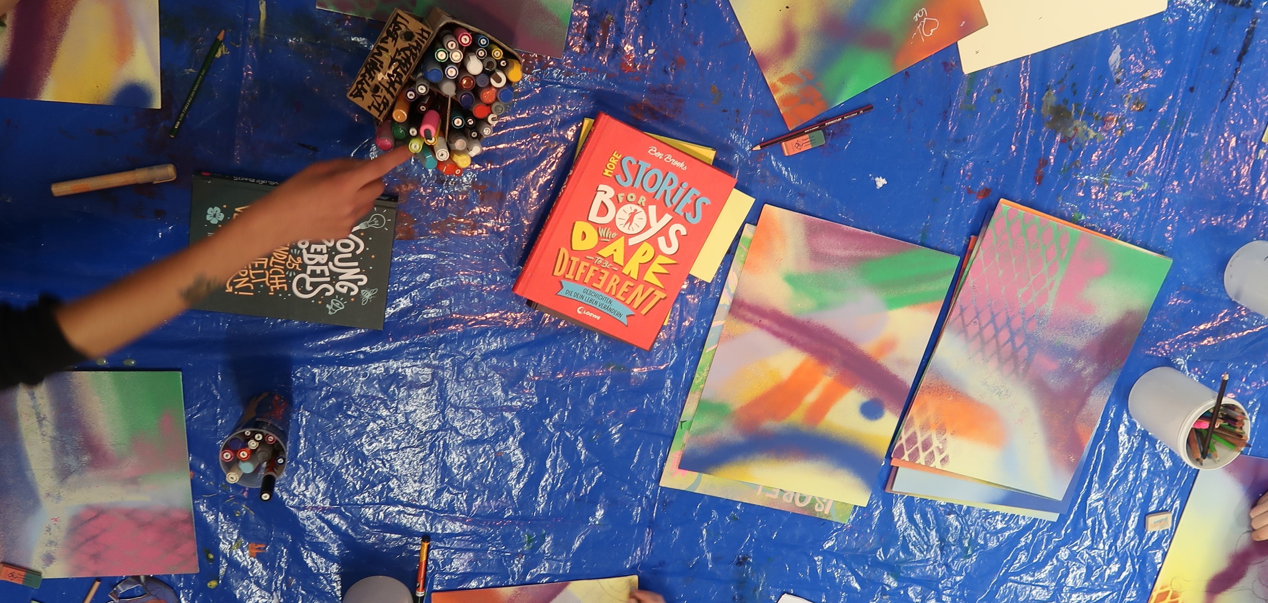 Kinder beim Zeichnen 