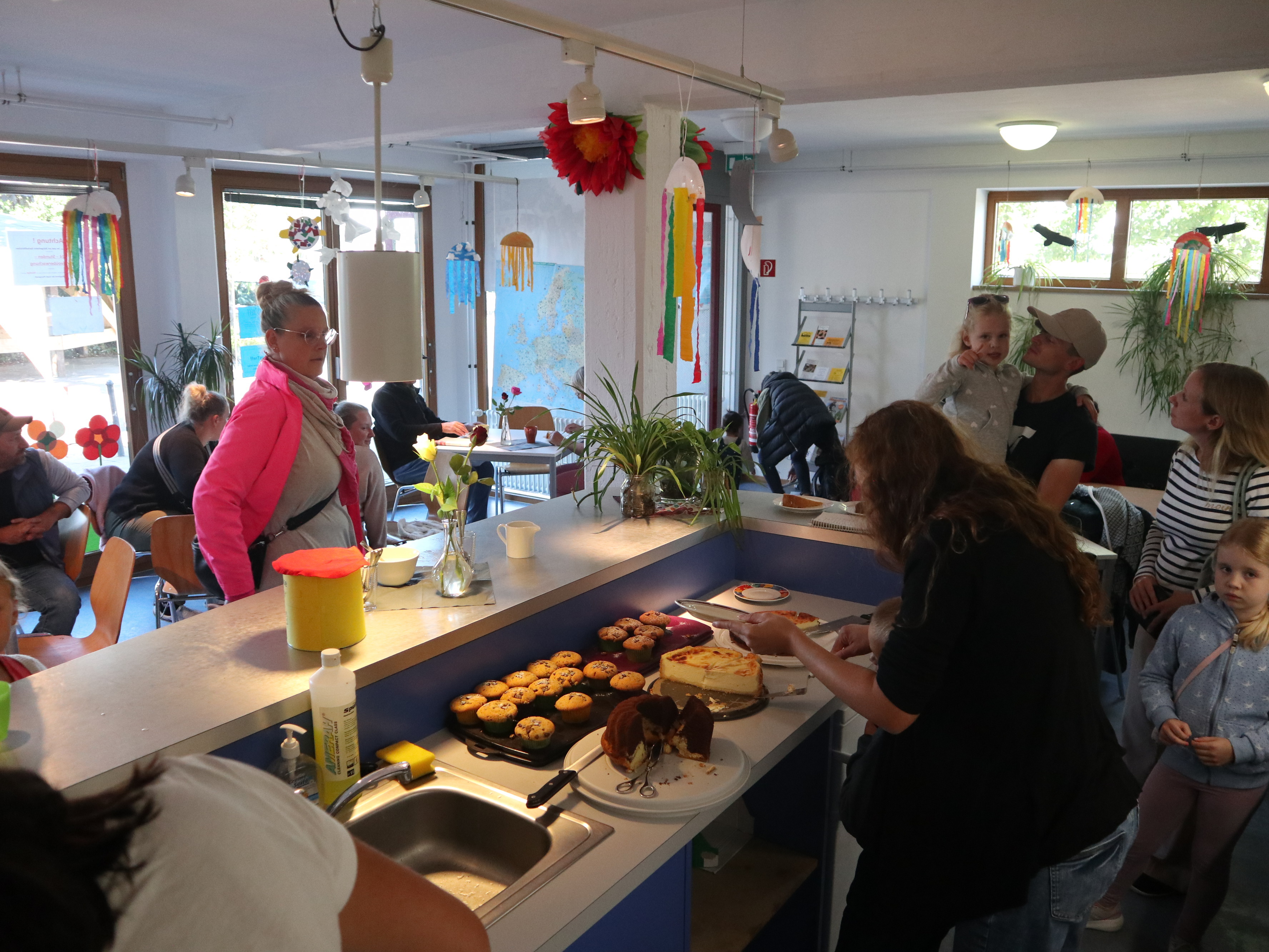 Verkauf von Kuchen an einer Theke