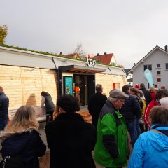 Viele Menschen besuchen die Neueröffnung des Mini-Supermarktes teo