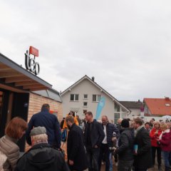 Viele Menschen besuchen die Neueröffnung des Mini-Supermarktes teo