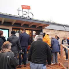 Bürgerinnen und Bürger stürmen den neuen Mini-Supermarkt tegut... teo