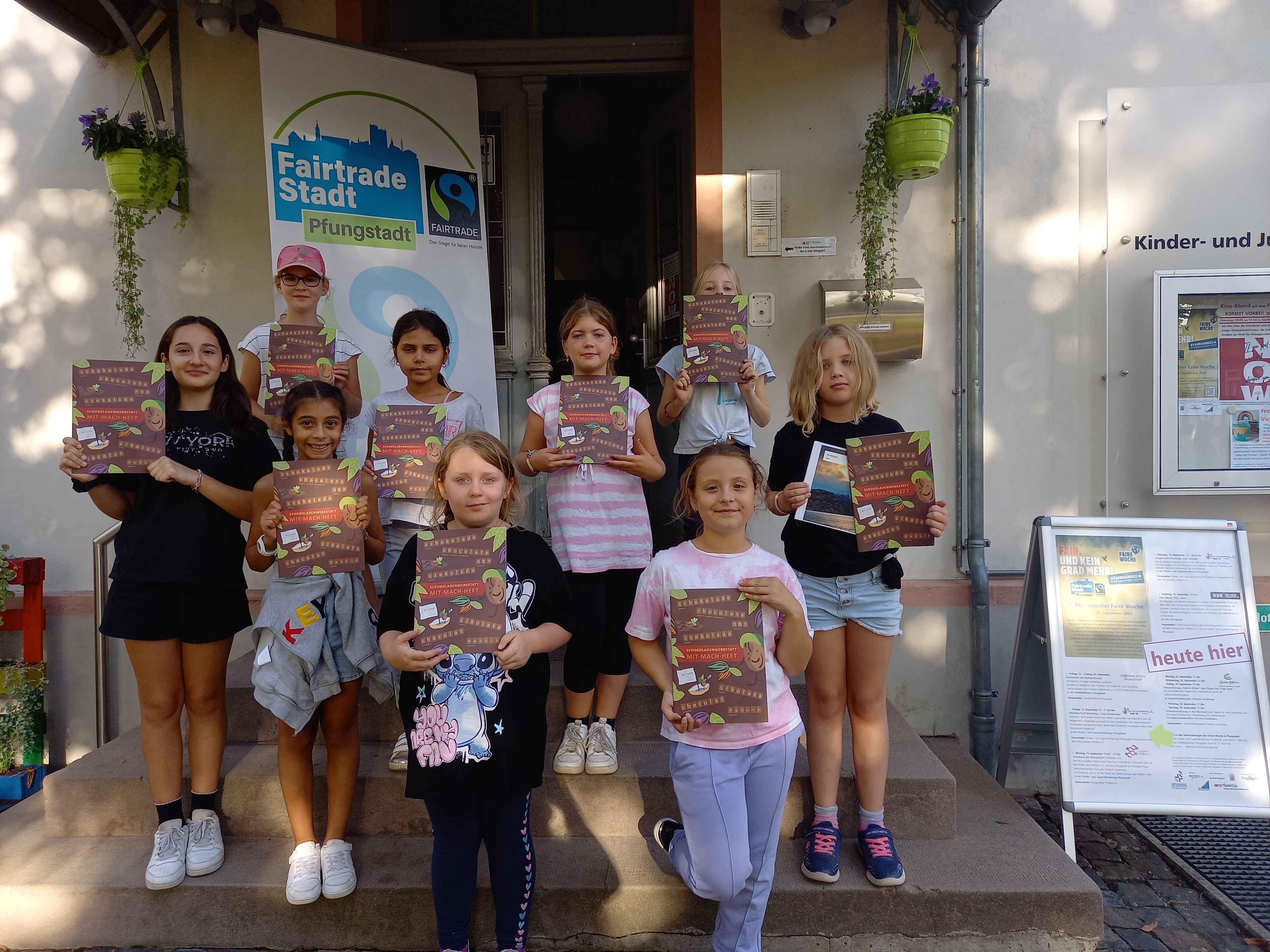 Mädchen mit Heft "Schokoladenwerkstatt"