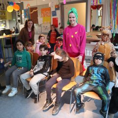 Gruppenbild mit teilweise verkleideten Kindern