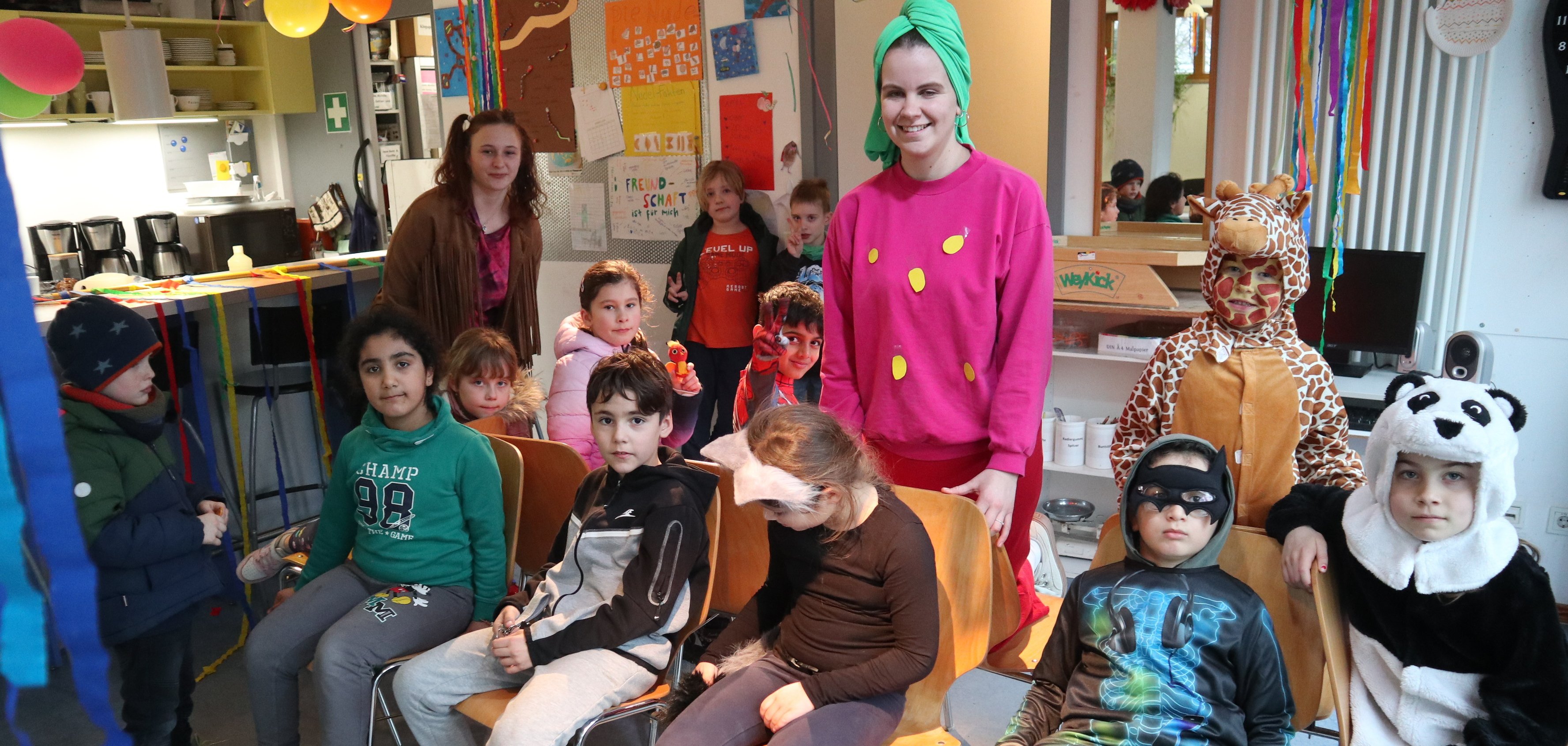 Gruppenbild mit teilweise verkleideten Kindern