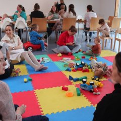 Eltern spielen mit ihren Kindern