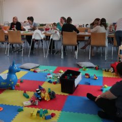Eltern spielen mit ihren Kindern