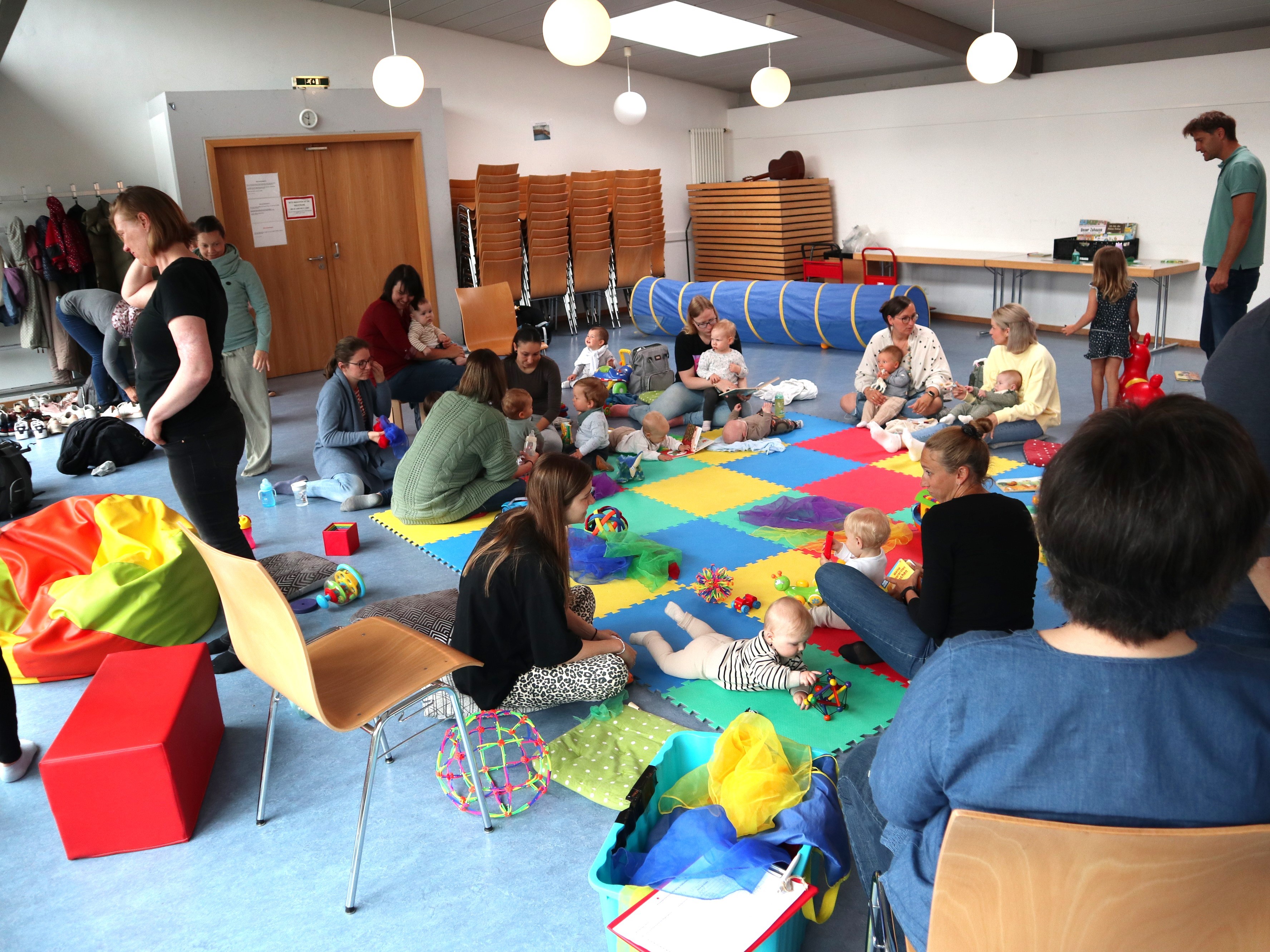 Eltern spielen mit ihren Babys