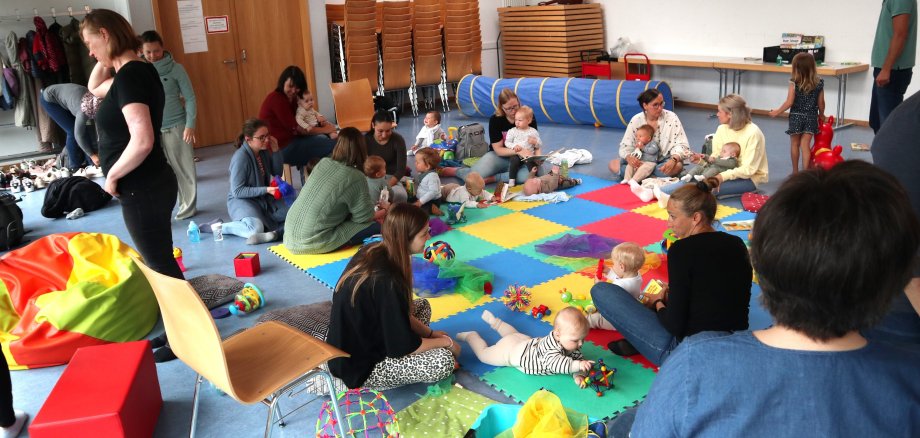 Eltern spielen mit ihren Babys