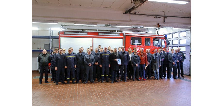 Feuerwehrleute vor Einsatzfahrzeug