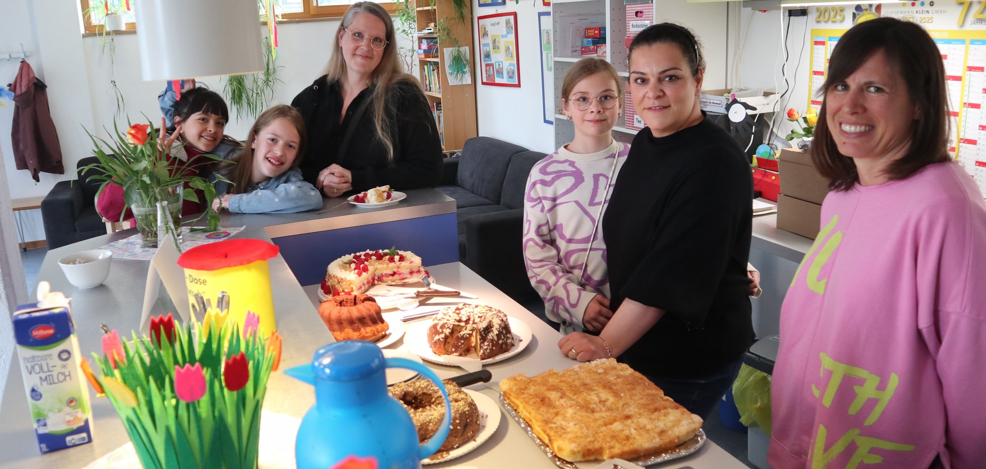 Kuchentheke und Besucherinnen