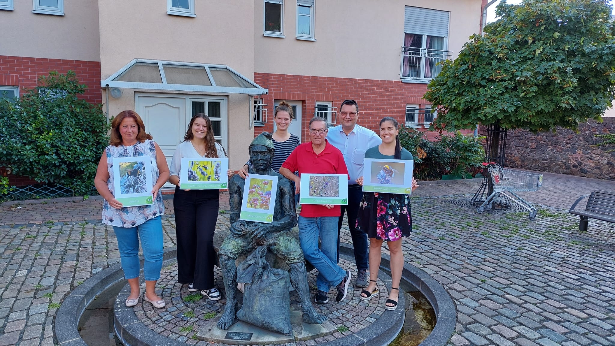 Gruppenfoto am Gradignan Brunnen in Pfungstadt