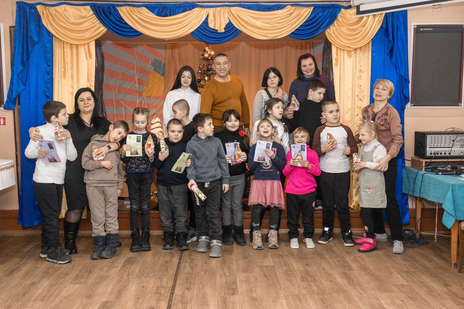 Glückliche Menschen mit Weihnachtsgeschenken