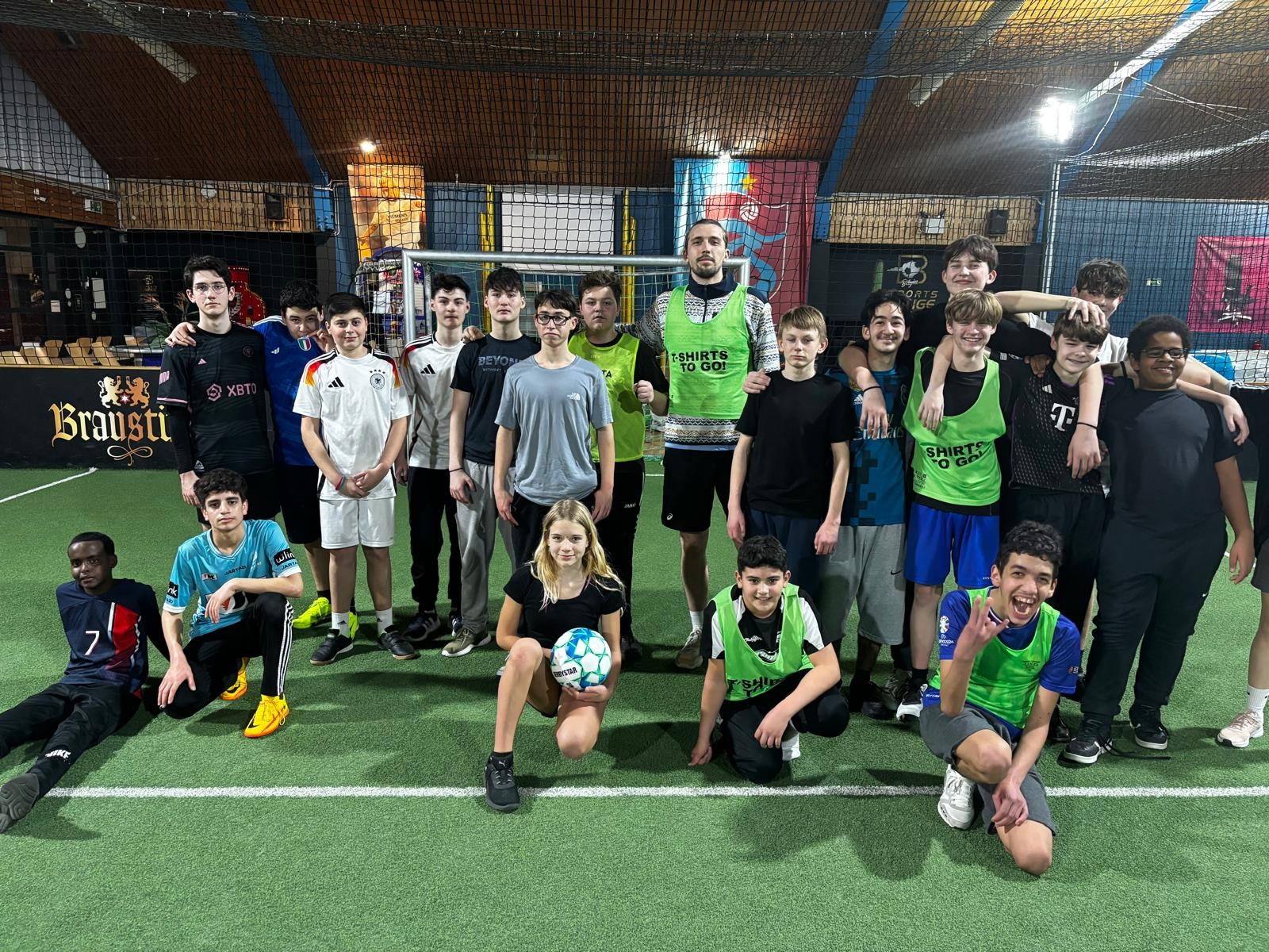 Gruppenfoto auf Fußballfeld