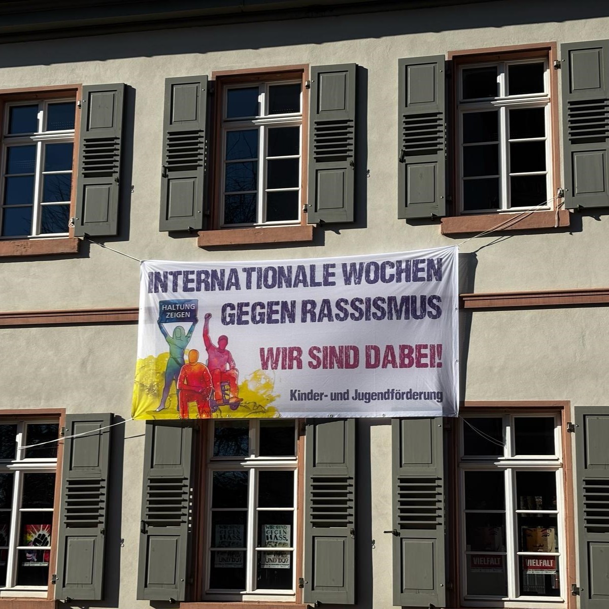 Transparent gegen Rassismus am Gebäude der KiJuFö