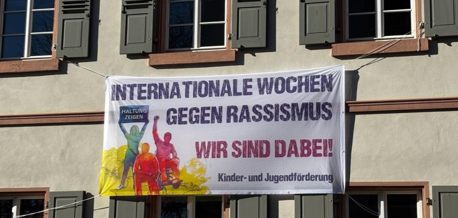 Transparent gegen Rassismus am Gebäude der KiJuFö