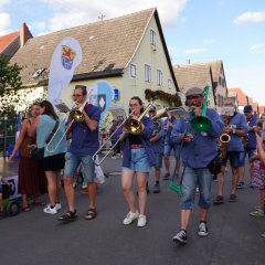 Musikgruppe zu Fuß auf der Straße