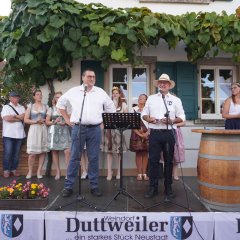 Menschen auf einer Bühne