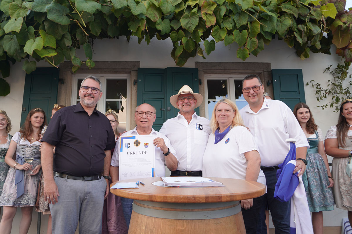 Gruppenbild nach Unterzeichnung der Urkunde
