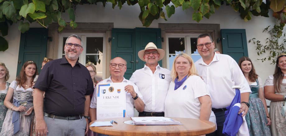 Gruppenbild nach Unterzeichnung der Urkunde