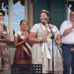 Weinprinzessin auf Bühne hält eine Rede