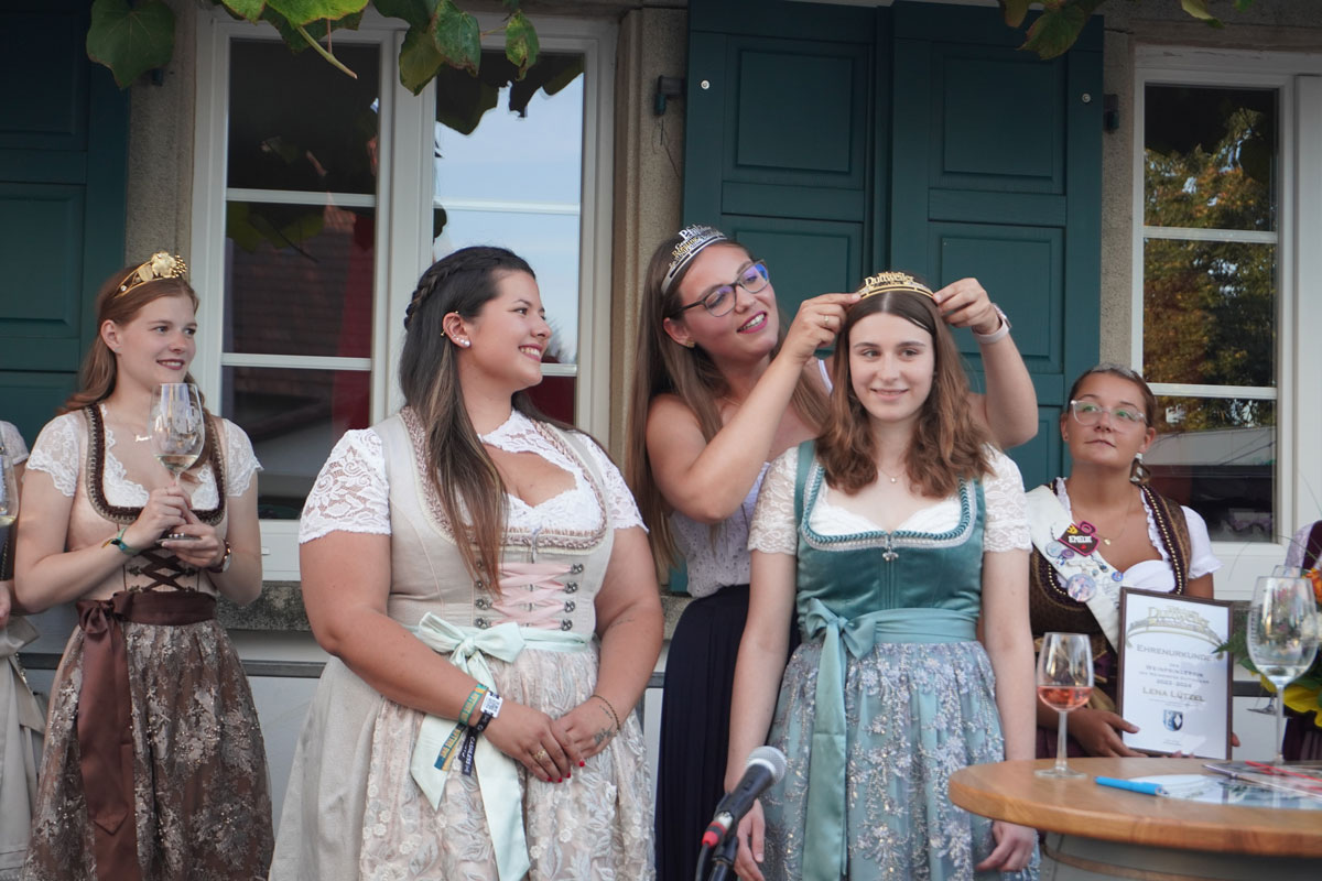 Weinprinzessinnen auf Bühne krönen neue Weinprinzessin